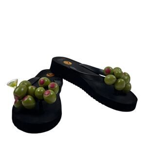 HotFlops Green Olive Martini Whimsical Themed Flip Flop Sandals Women's Size 9